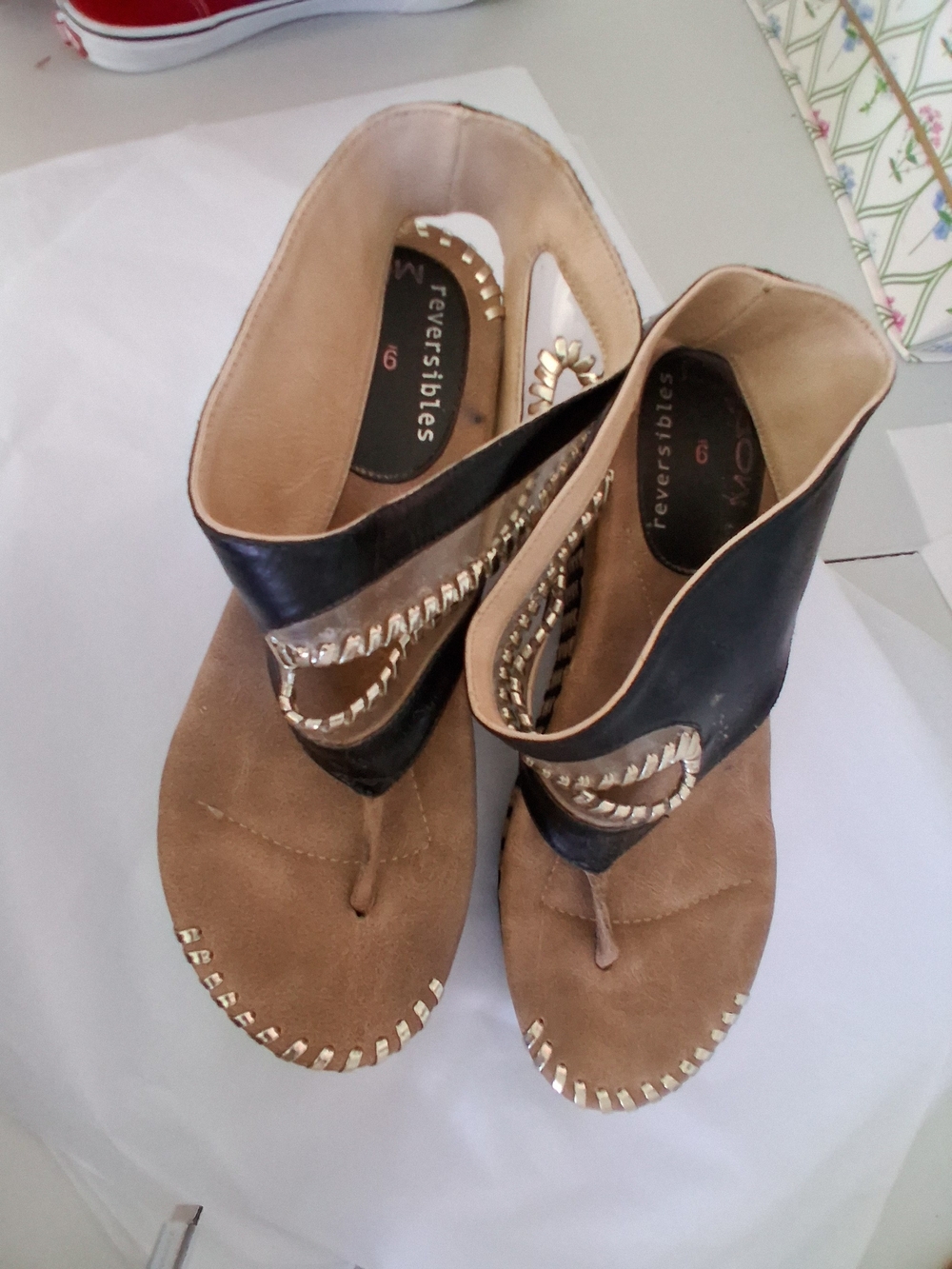 Reversibles Tan Suede and Black Leather Toe-Loop Sandals